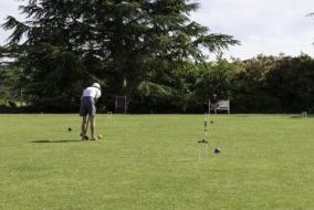 Croquet - Joueur dans parc