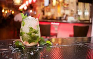 Cocktail - Mojito sur comptoir d'un bar